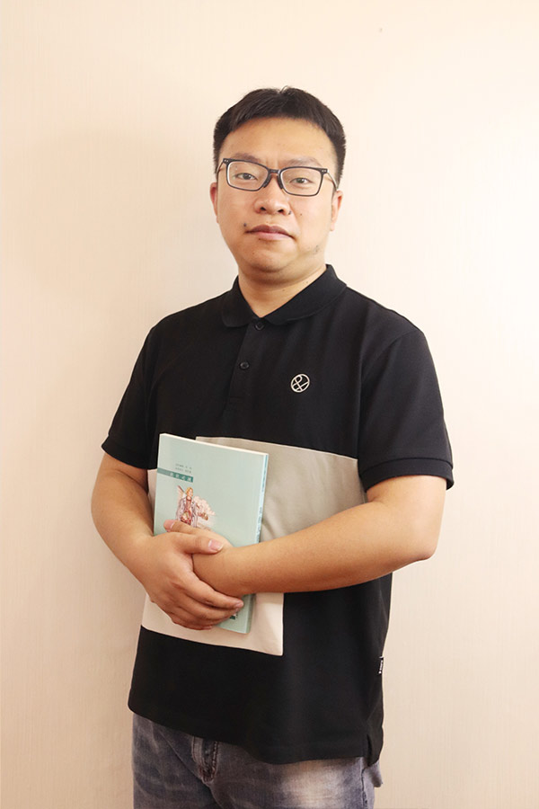 洋县杨斌 本科学历，毕业于西安航空学院